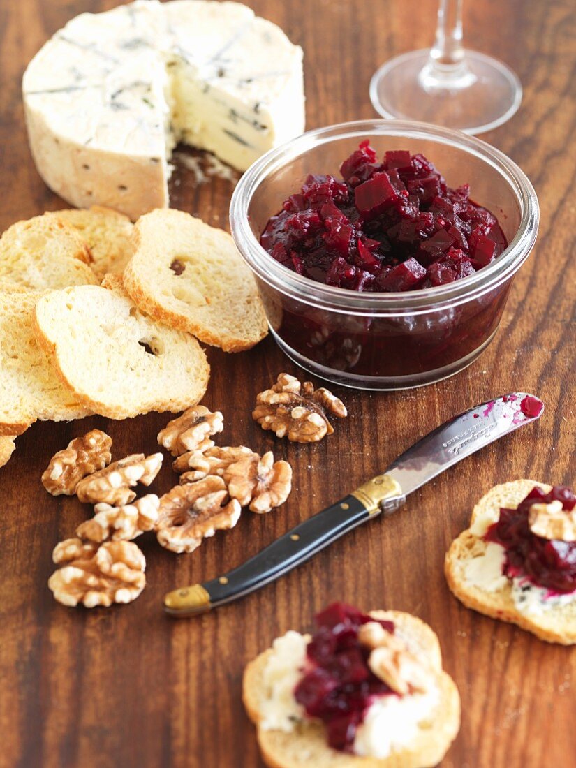Beetroot relish with walnuts, blue cheese and crackers