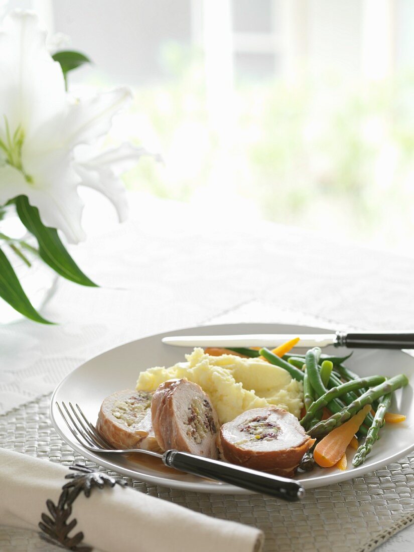 Chicken roulade with pistachios, mashed potatoes and vegetables