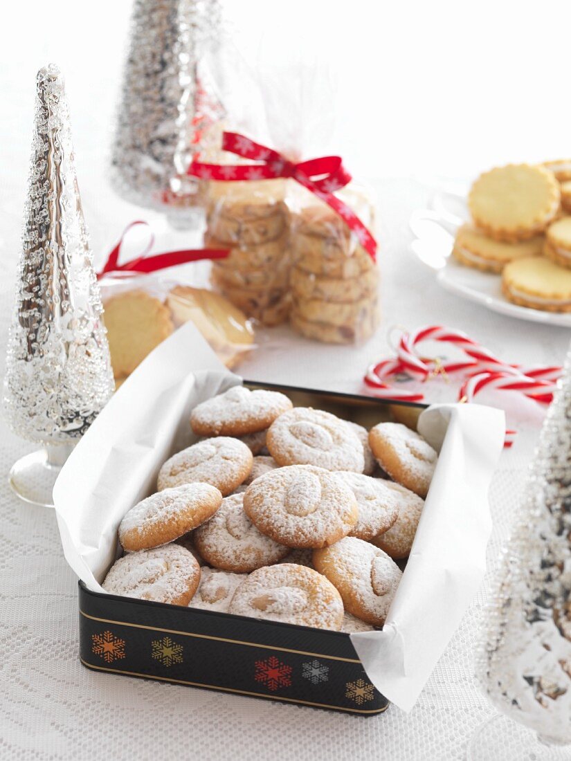 Mandelplätzchen mit Puderzucker zu Weihnachten