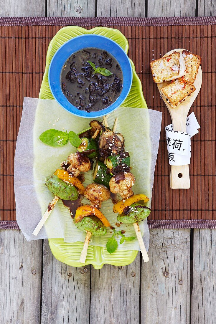 Grilled vegetable kebabs with sesame seeds and chilli tofu (Asia)