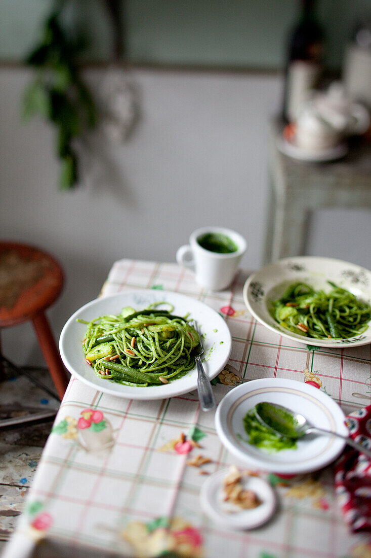 Linguine with pesto, green beans and potatoes