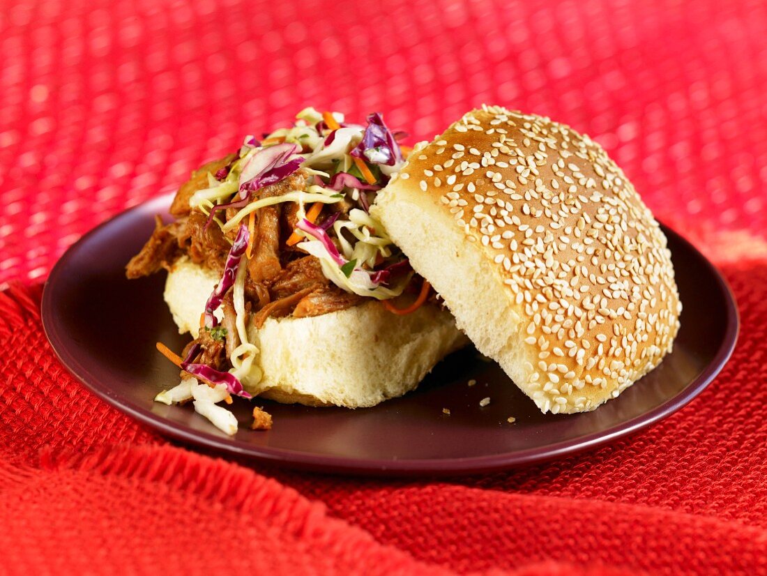 Barbecue Pulled Pork Sandwich mit Cole Slaw