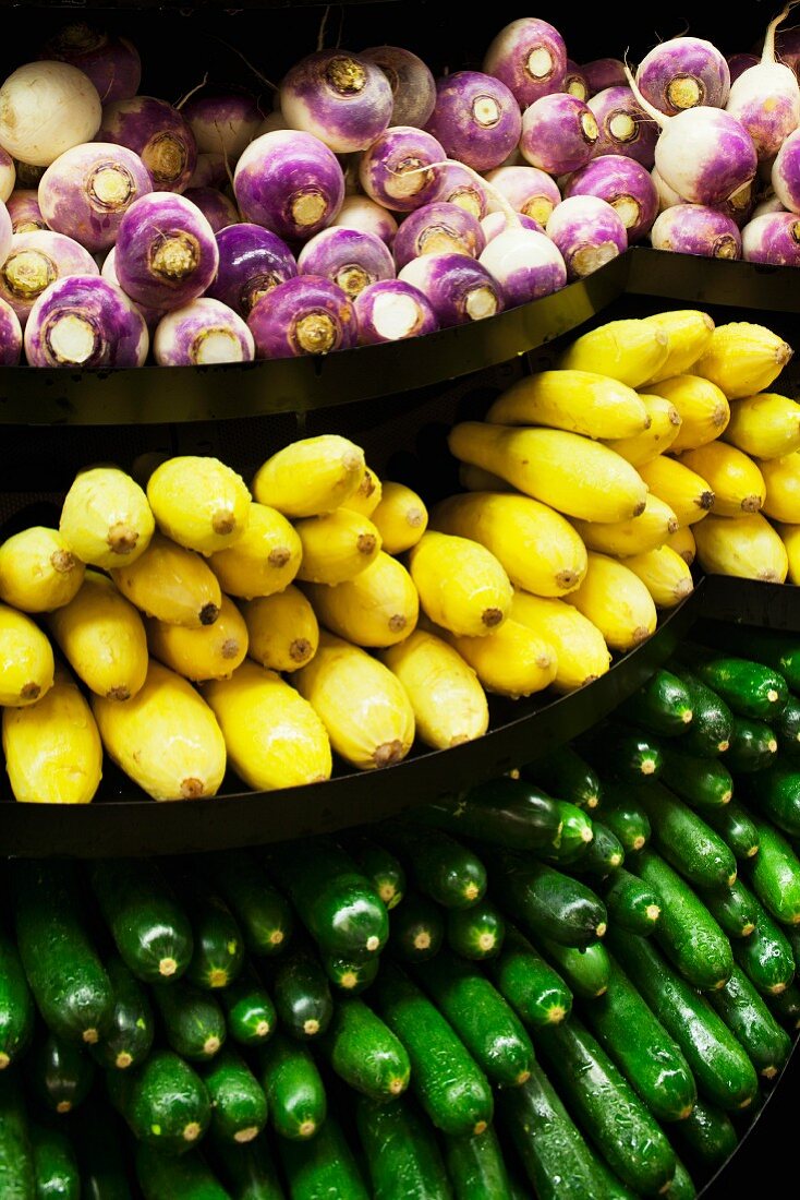 Rübchen, gelbe und grüne Zucchini auf dem Markt