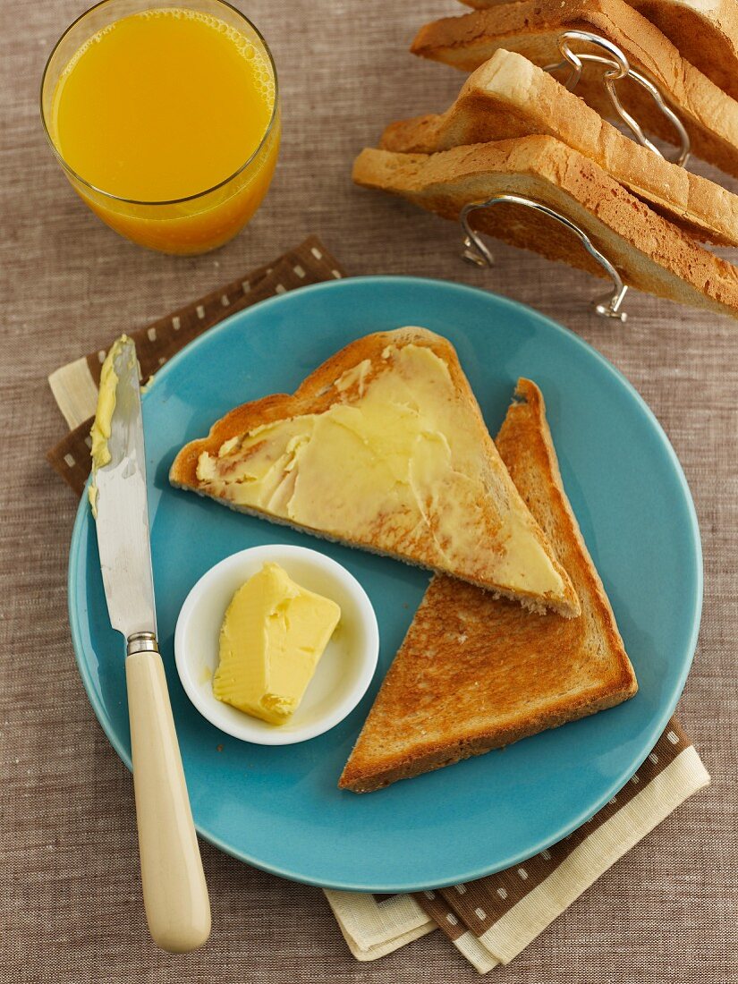 Toast triangles with butter and orange juice