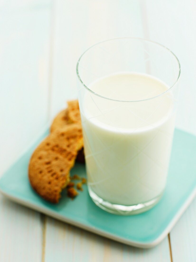 Ein Glas Milch und Biscuits