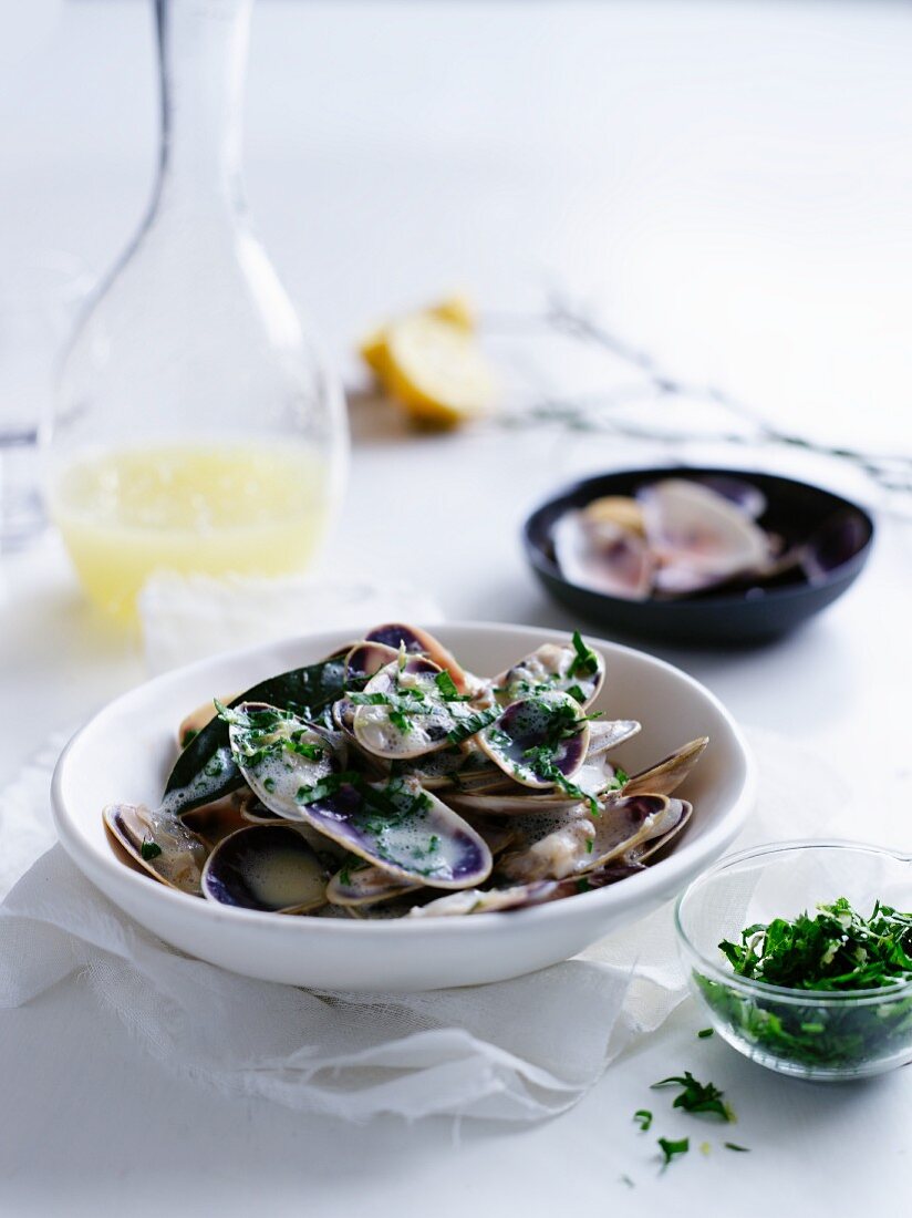 Mussels with lemon sauce and herbs