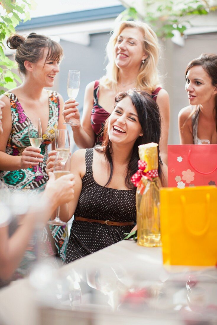 Frauen trinken Sekt bei einer Geburtstagsparty