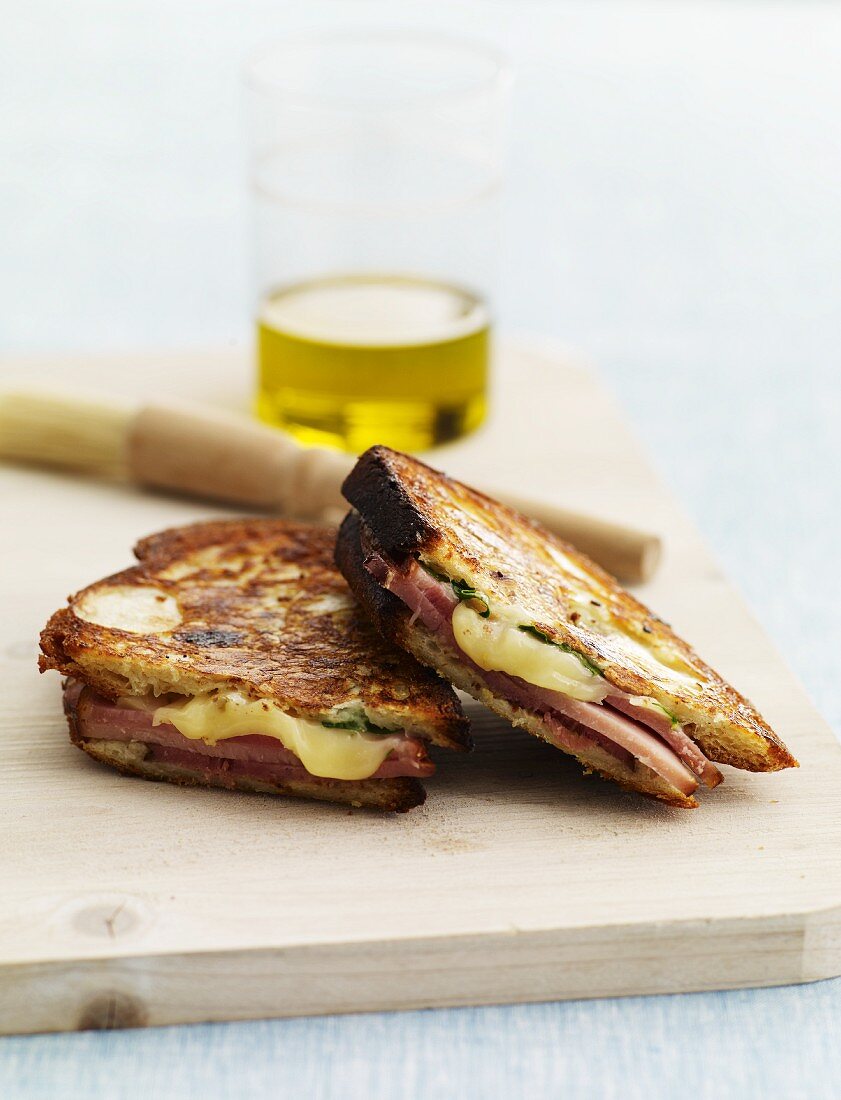 Gegrillte Schinken-Käse-Sandwiches auf Schneidebrett