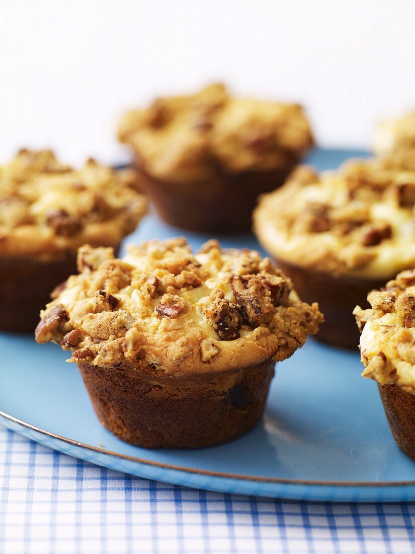 Muffins auf blauem Teller