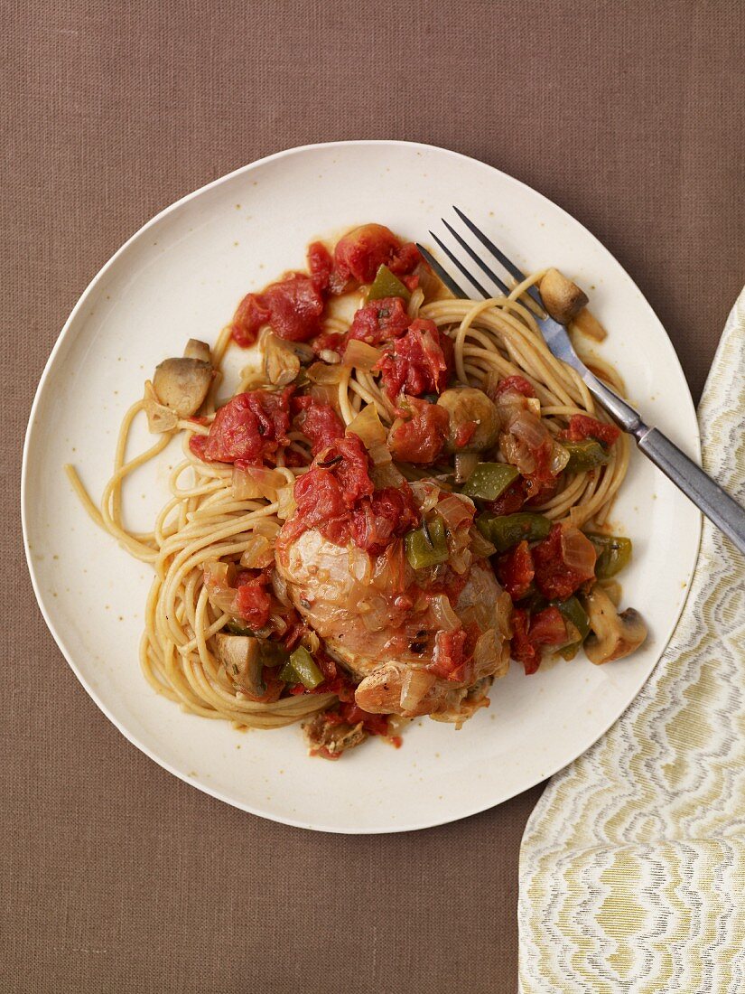 Spaghetti mit Hähnchen, Oliven und Tomaten