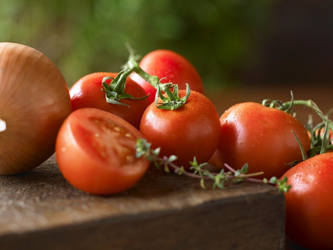 Frische Tomaten, Zwiebel und Thymian