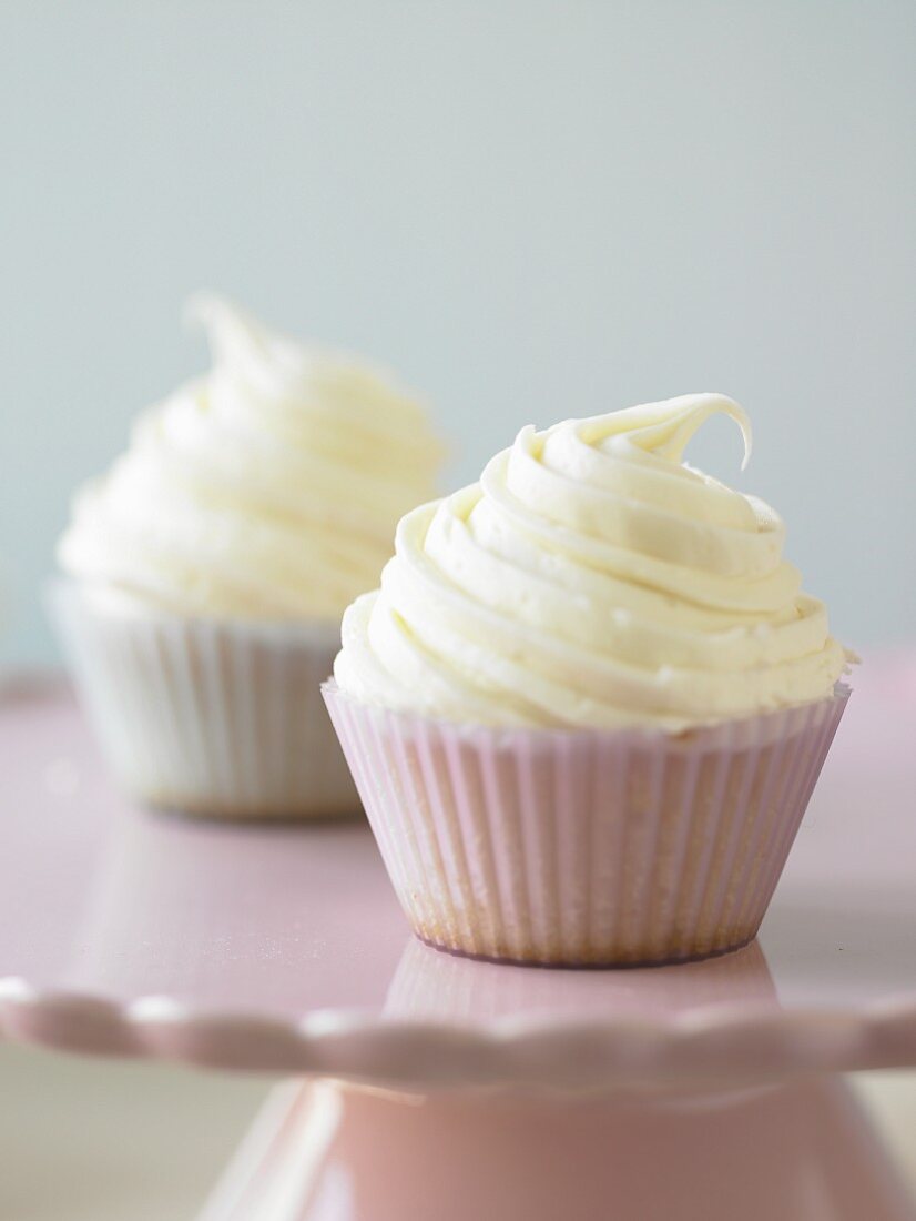 Zwei Vanille-Cupcakes