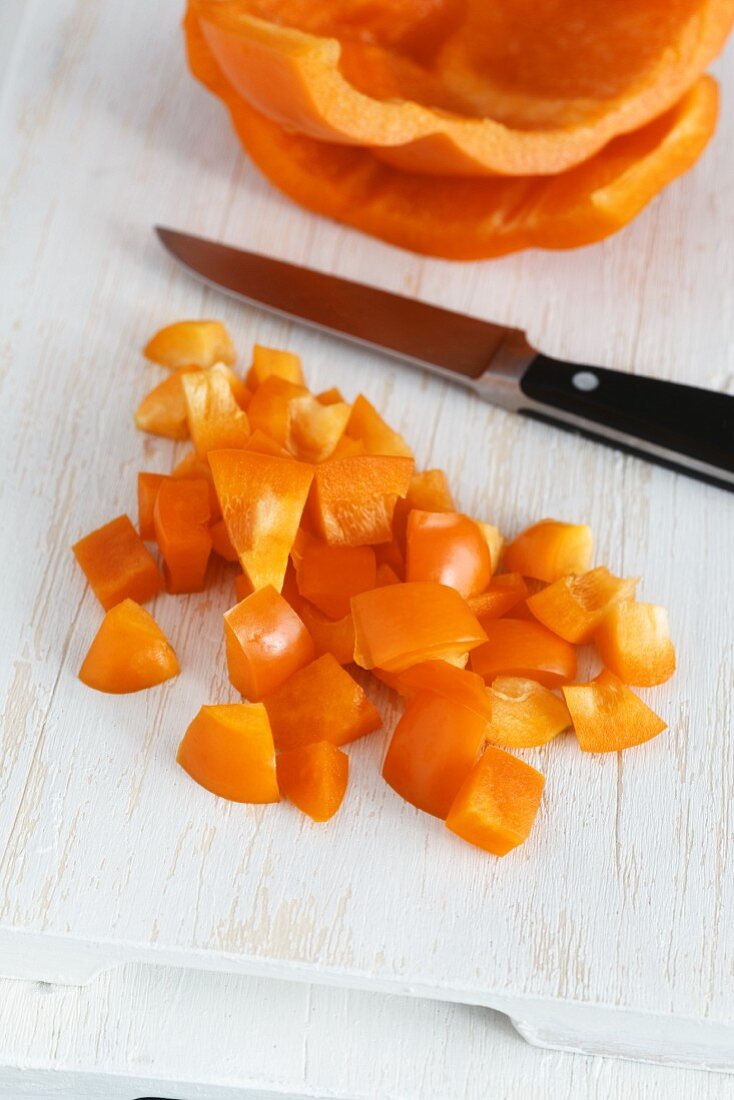Orangefarbene Paprikaschoten, geschnitten