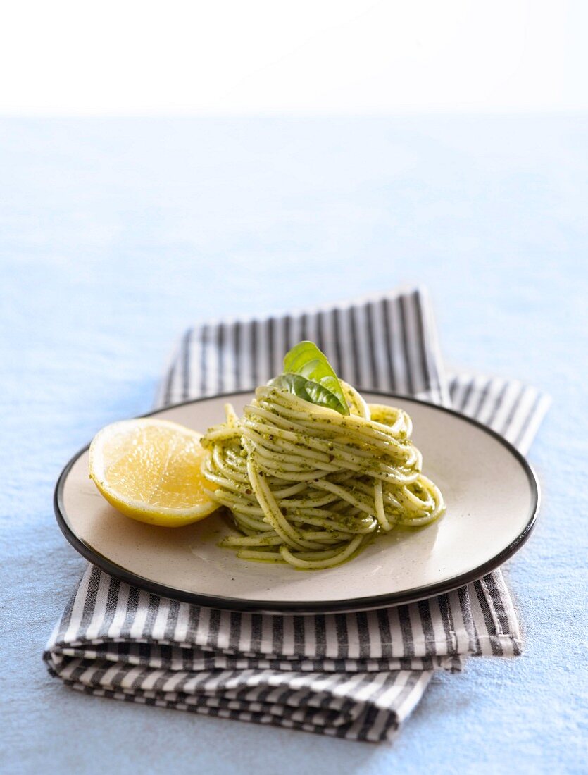 Spaghetti mit Pesto und Zitrone