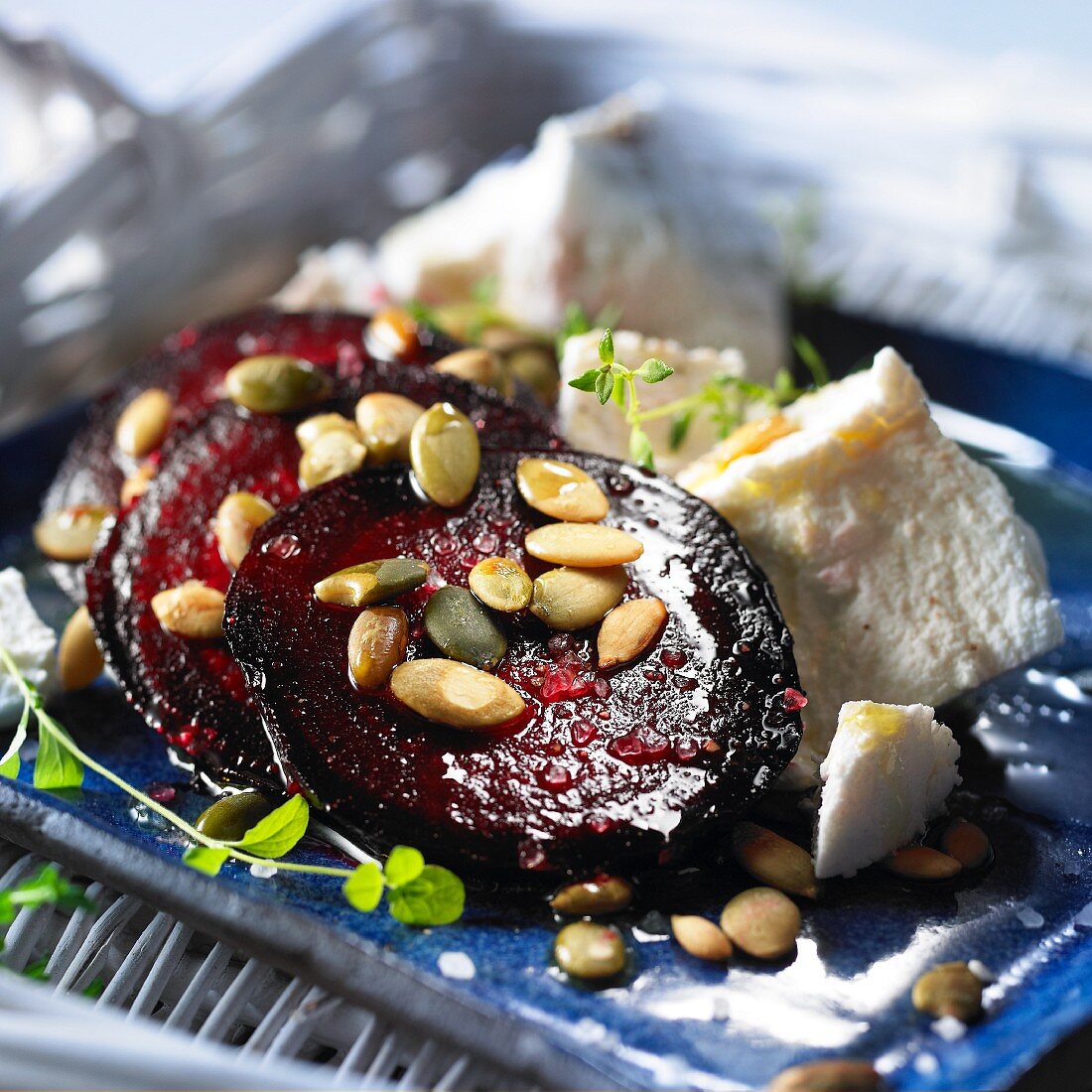 Salat mit gebratenen roten Rüben, Ziegenkäse und Kürbiskernen