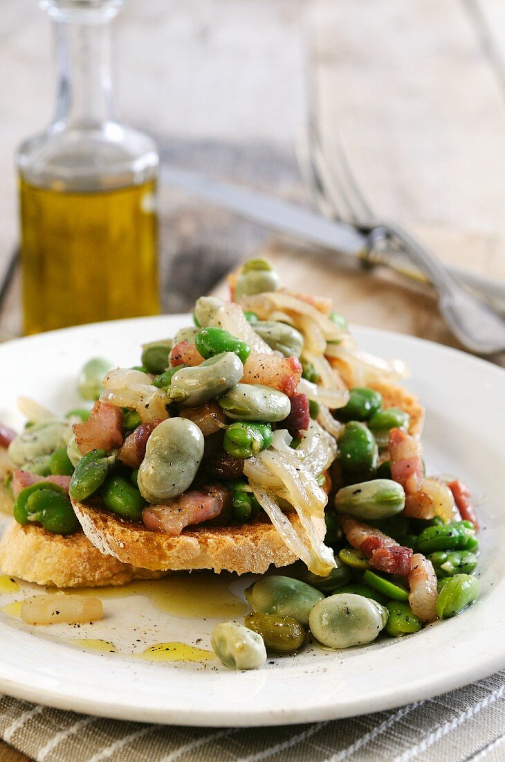Bruschetta con le fave (bruschetta topped with broad beans, Italy)