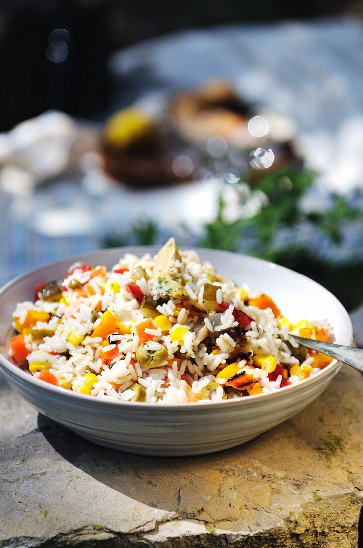 Reissalat mit Paprika, Pilzen, Mais, Karotten & Oliven