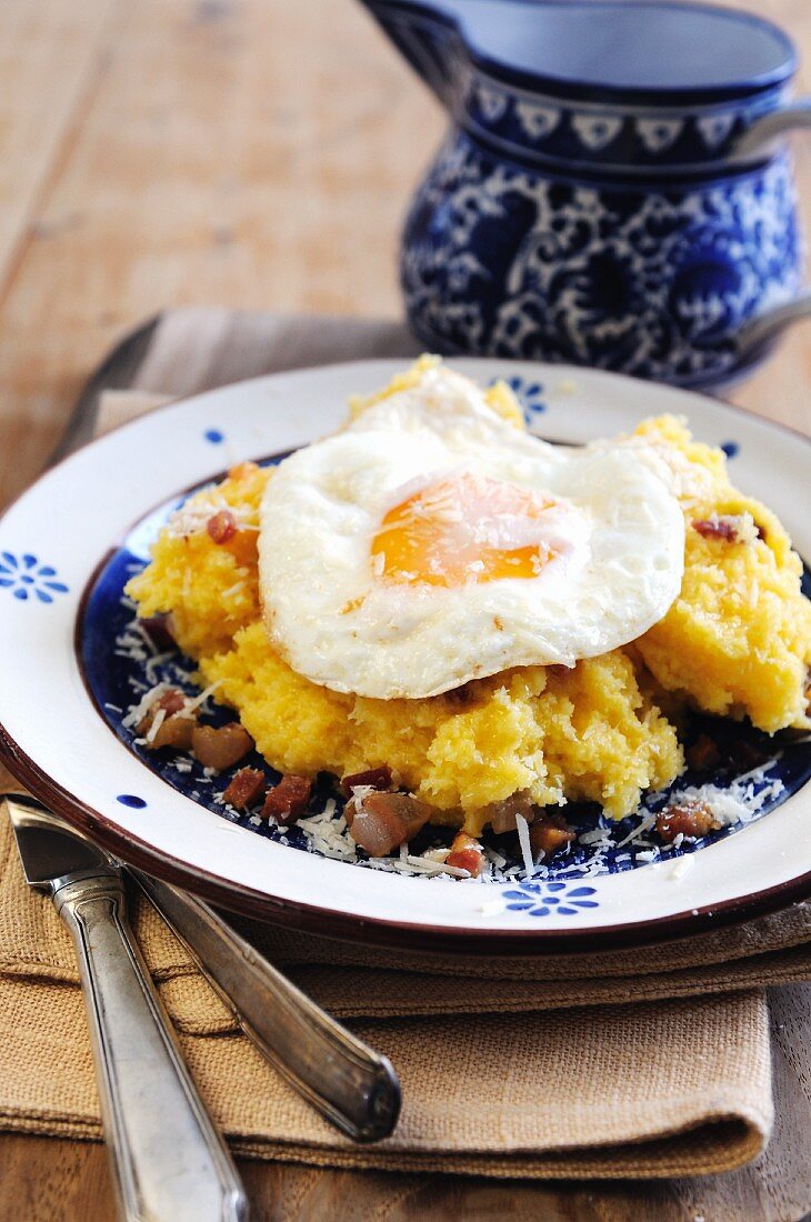 Polenta mit Pancetta, Käse & Spiegelei