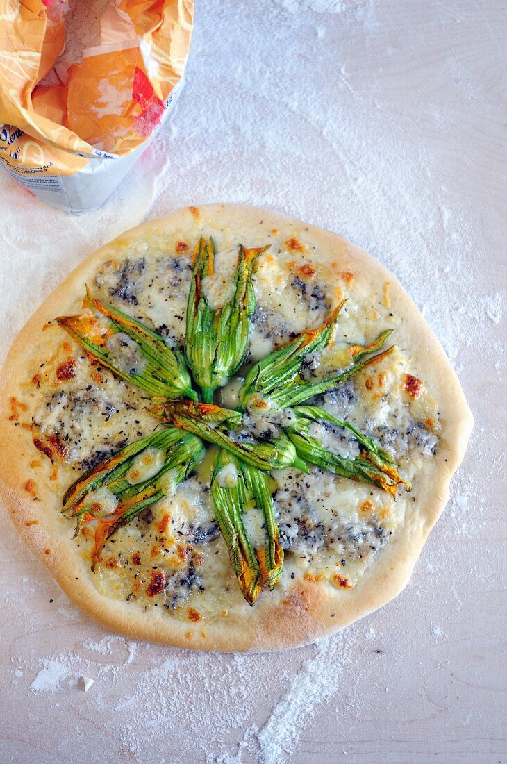 Pizza mit Zucchiniblüten & Gorgonzolakäse (Aufsicht)