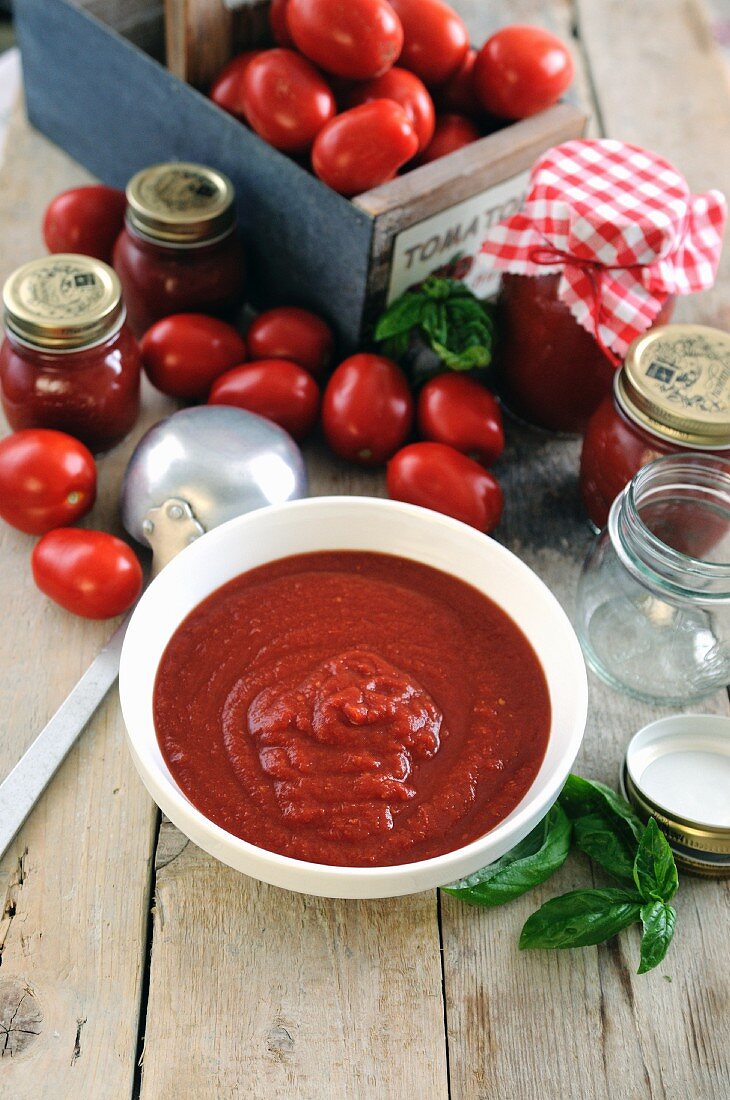Frisch zubereitete Tomatensauce im Schälchen & in Einmachgläsern