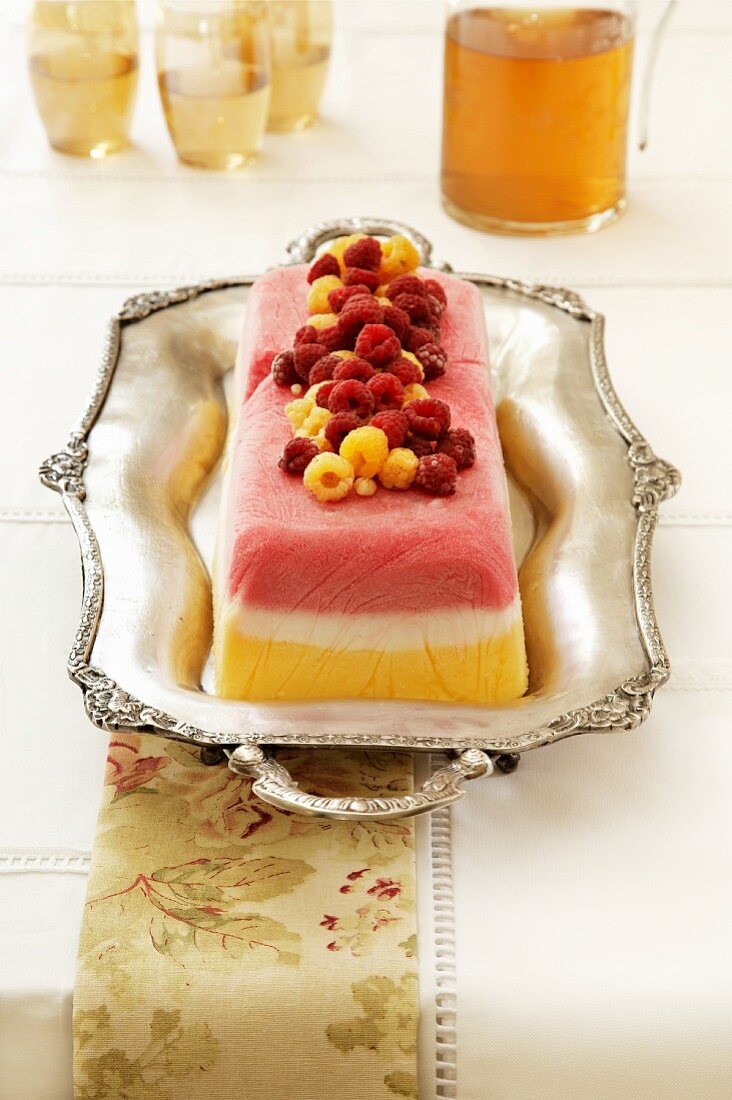 Mehrschichtige Sorbetterrine auf silberner Servierplatte