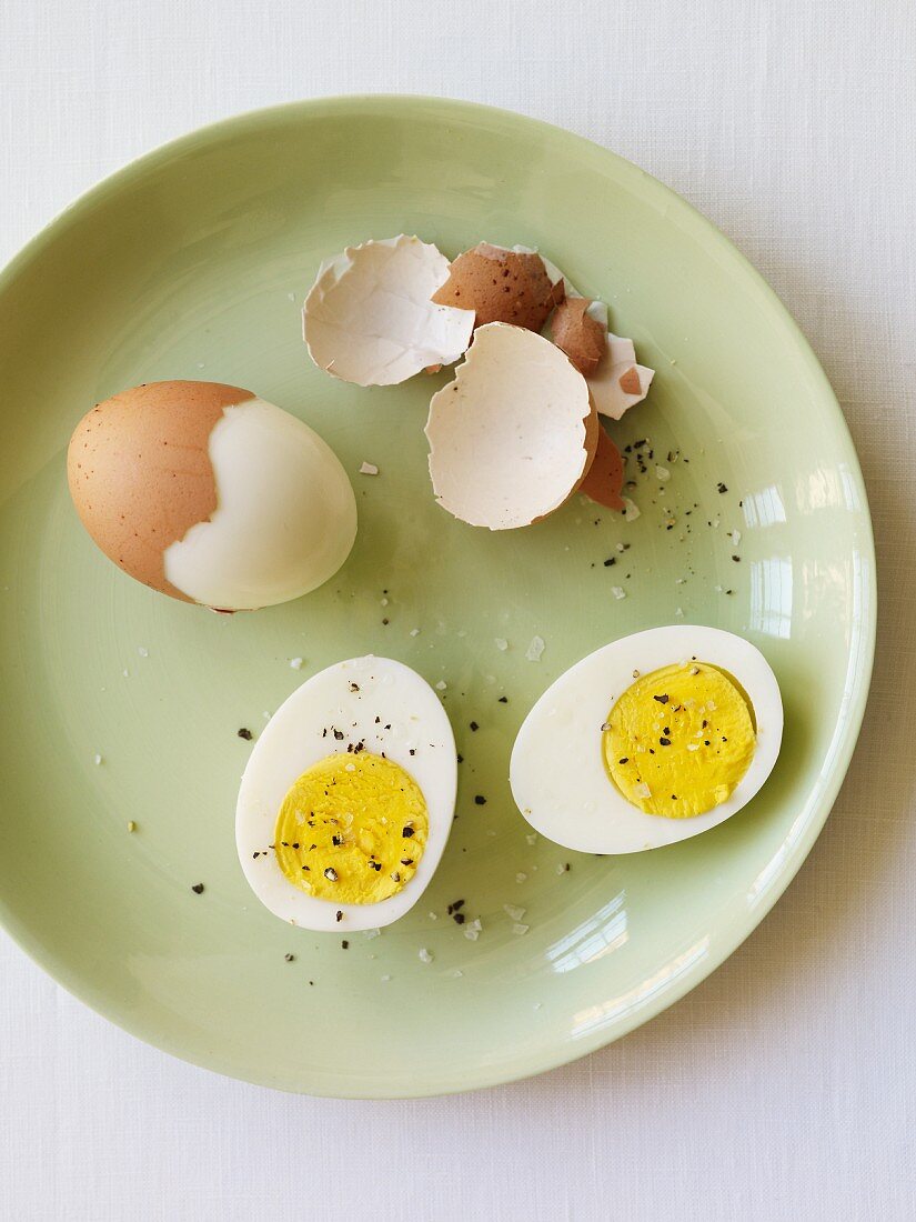 Hartgekochte Eier mit Salz und Pfeffer – Bilder kaufen – 11099752 StockFood