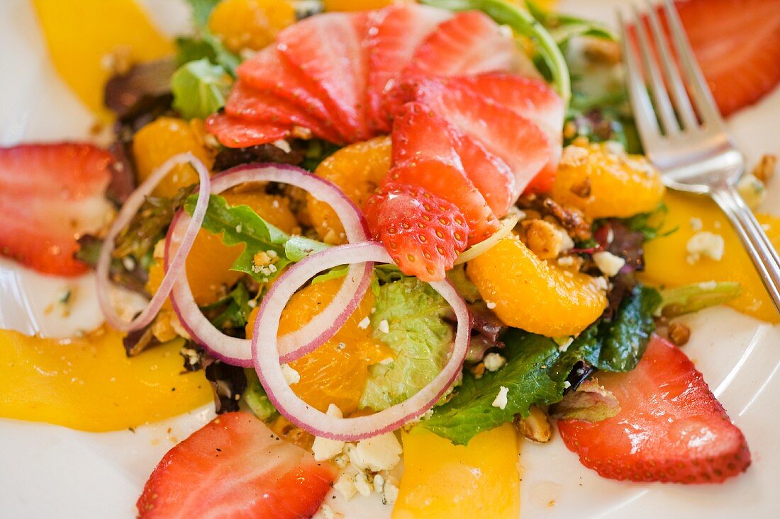 Pikanter Obstsalat mit Zwiebeln und Blauschimmelkäse