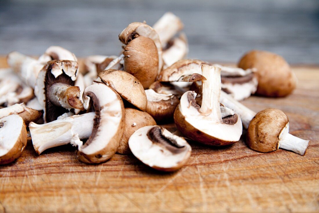 Geschnittene braune Champignons