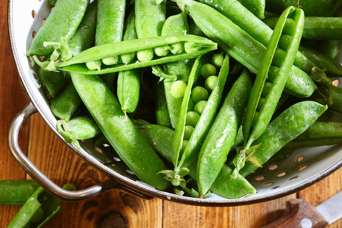 Fresh peas in a colander