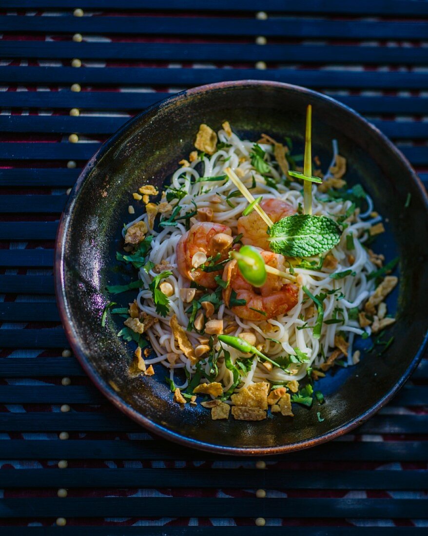 Nudelsalat mit Garnelen und Erdnüssen