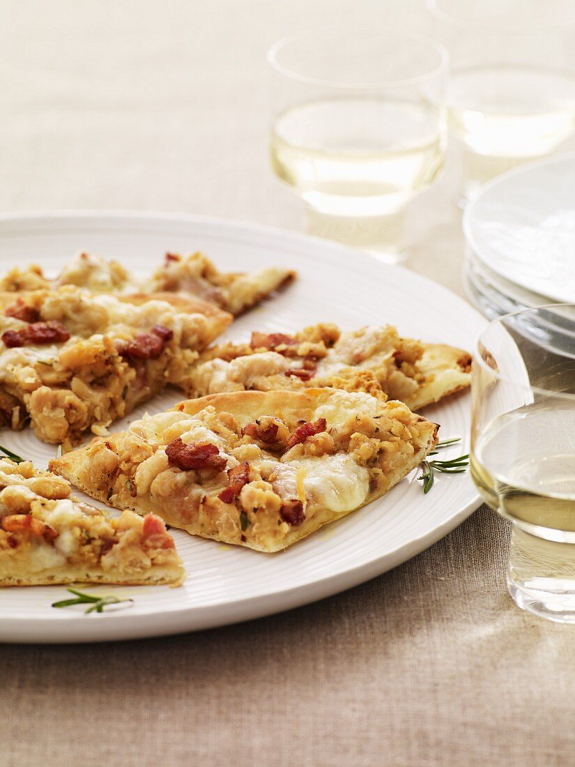 Fladenbrotpizza, in Stücke geschnitten