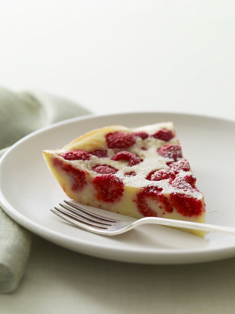 Ein Stück Himbeerkuchen mit Puderzucker