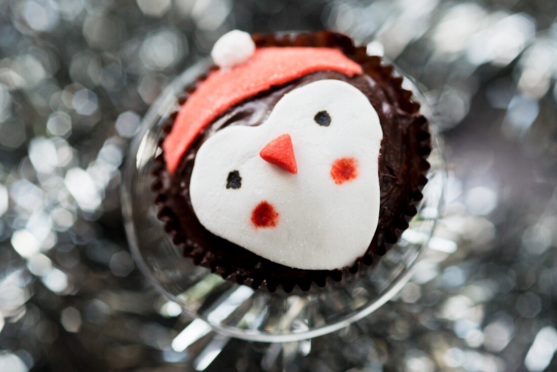 Schokoladen-Cupcake mit Pinguin-Gesicht
