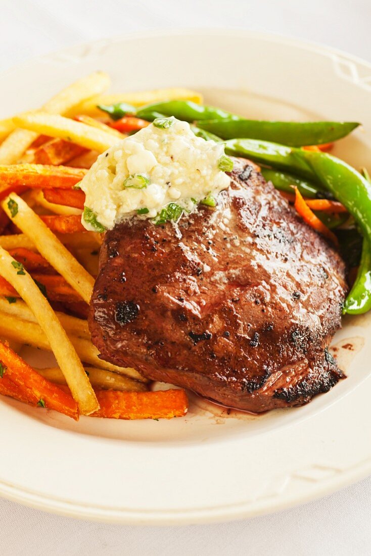 Rindersteak mit frittierten Gemüsestäbchen