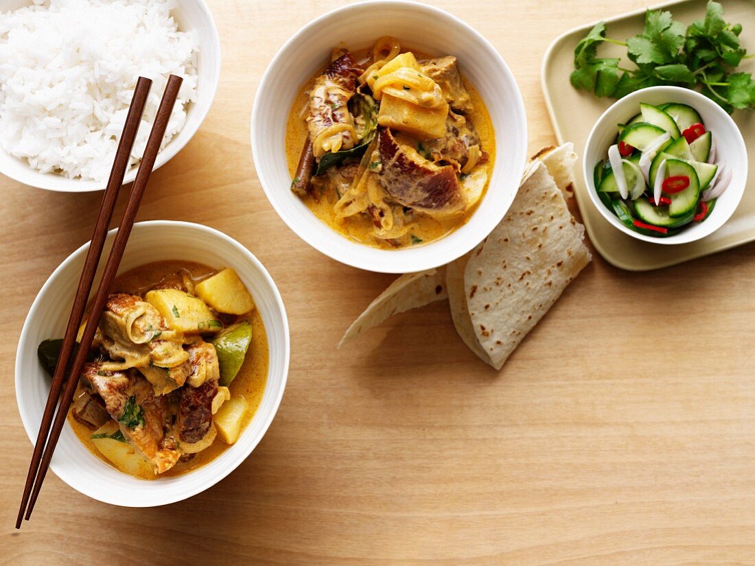 Curries mit Reis, Salat und Fladenbrot (Asien)