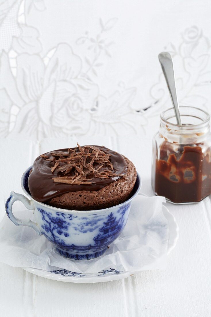 Schokoladenkuchen in einer Tasse