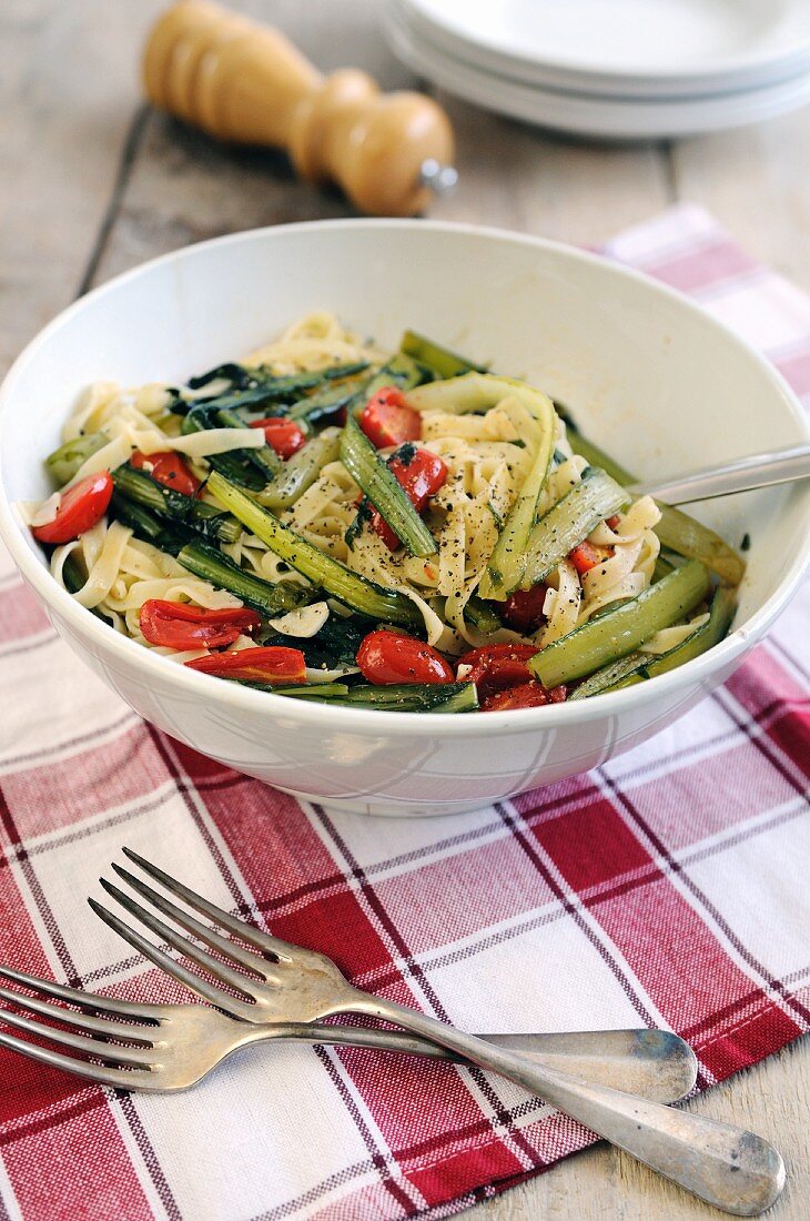 Tagliatelle mit Mangold und Pflaumentomaten