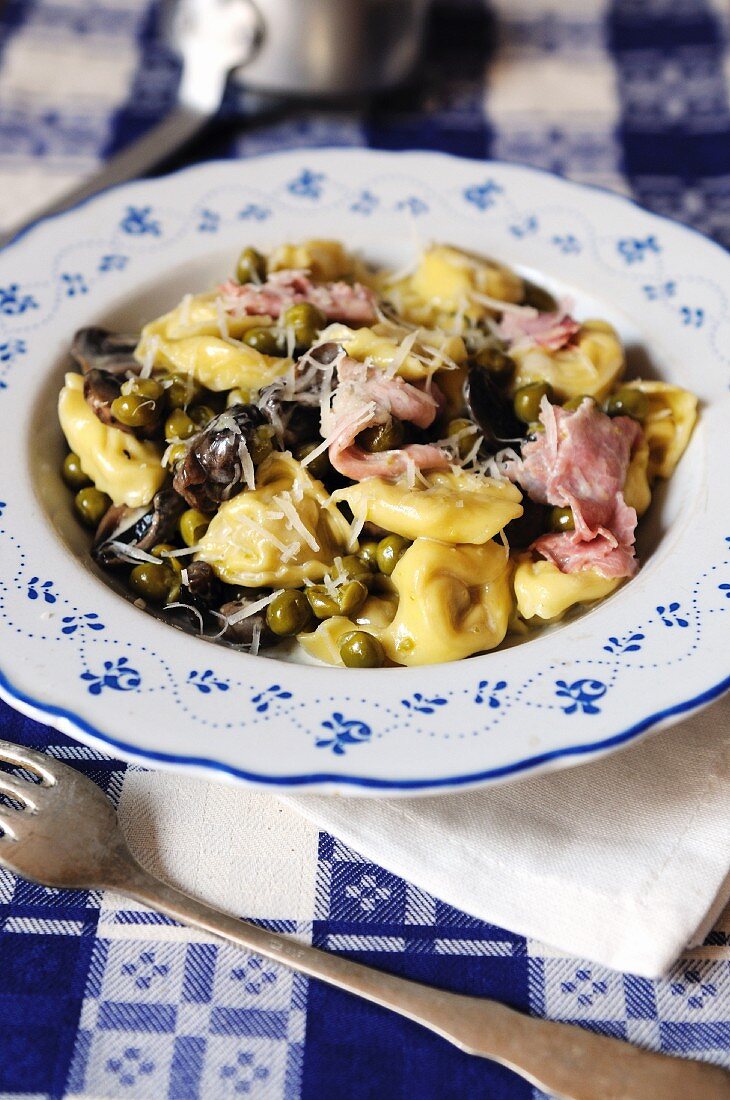 Tortellini mit Käsefüllung, Schinken, Erbsen und Champignons