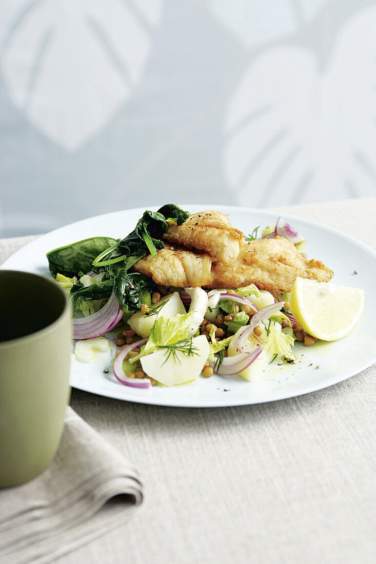 Fisch mit Kartoffeln und Linsensalat