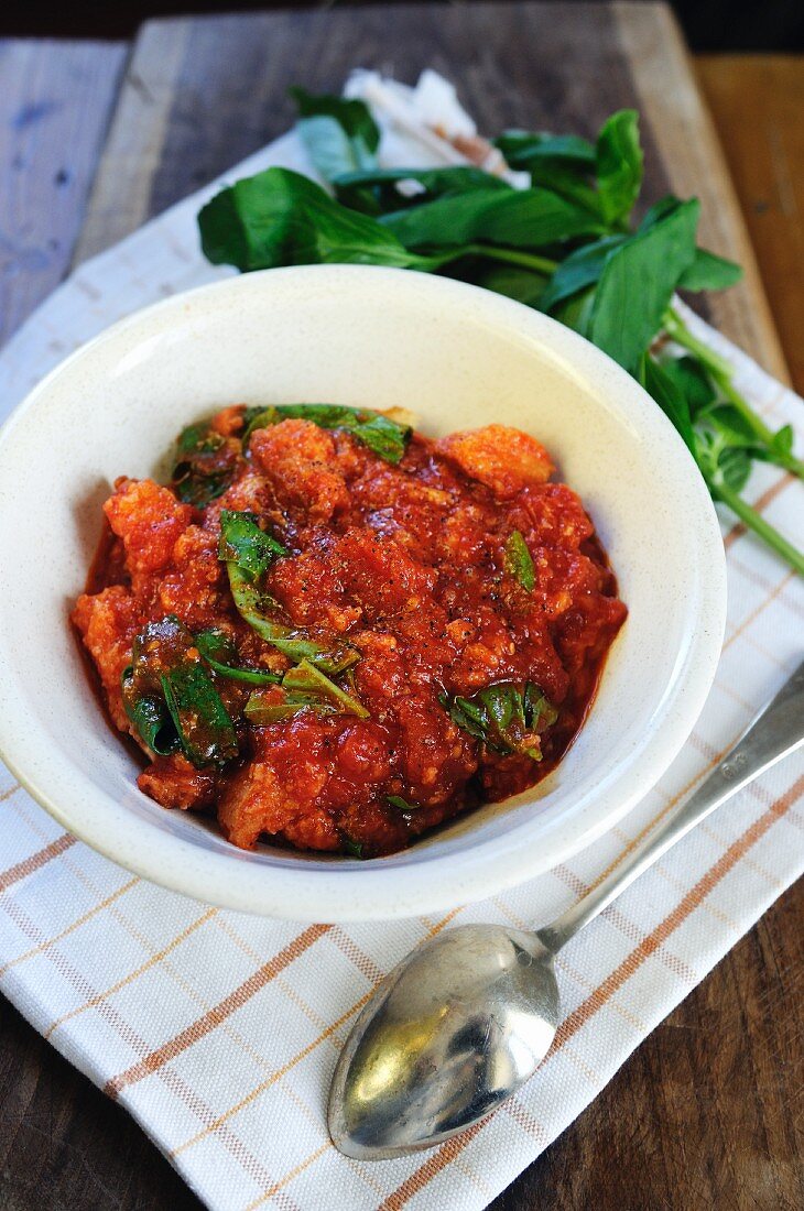 Pappa al pomodoro (Tomaten-Brot-Suppe mit Basilikum)