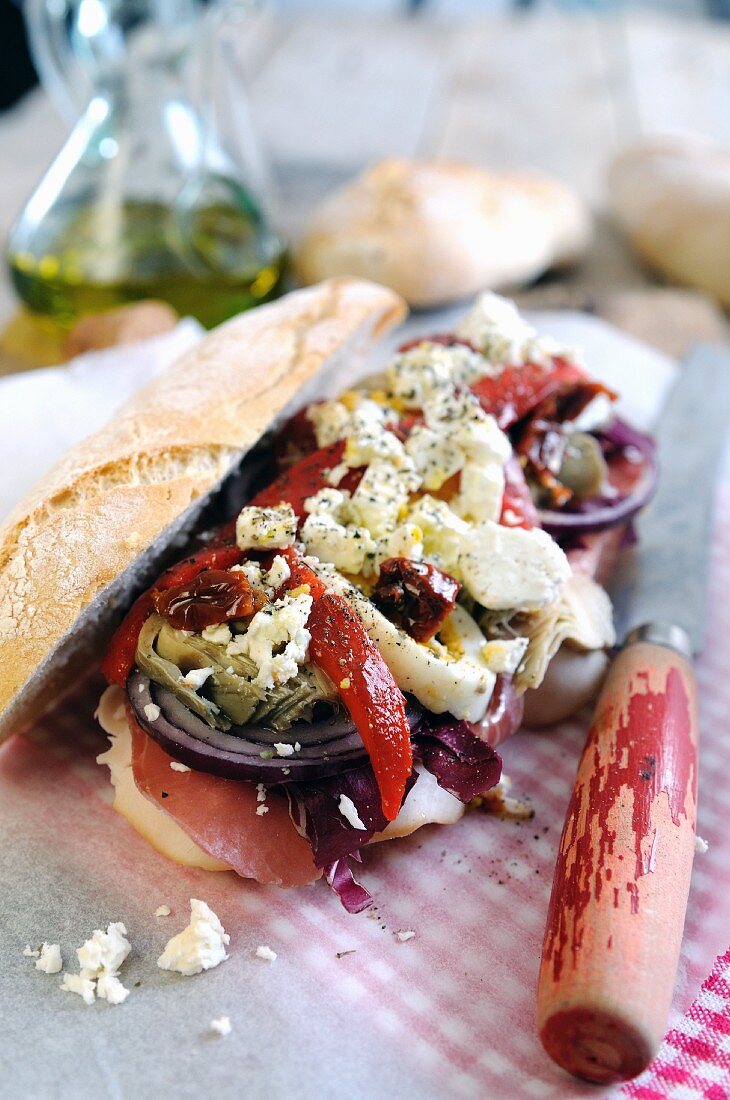 Ciabatta-Sandwich mit Parmaschinken, Gemüse und Feta