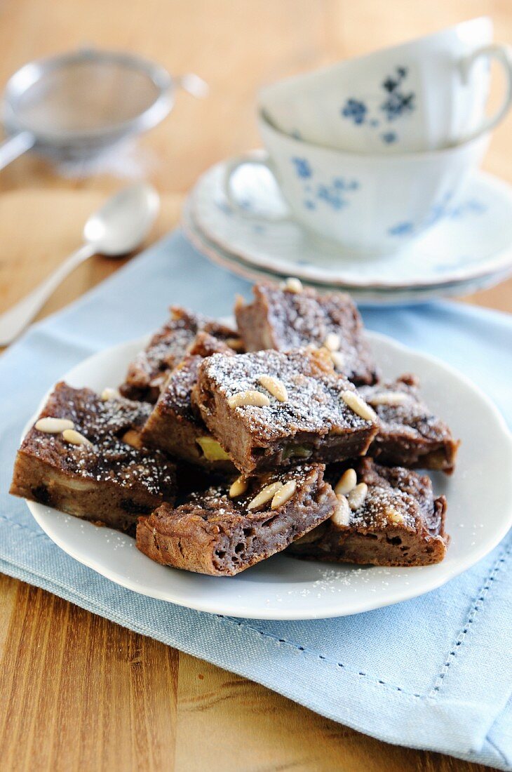 Schokoladen-Brot-Kuchen mit Sultaninen und Pinienkernen