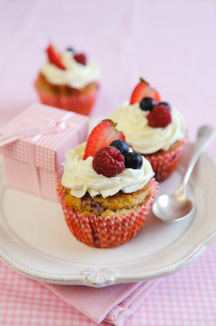 Cupcakes mit Vanillecreme und Beeren