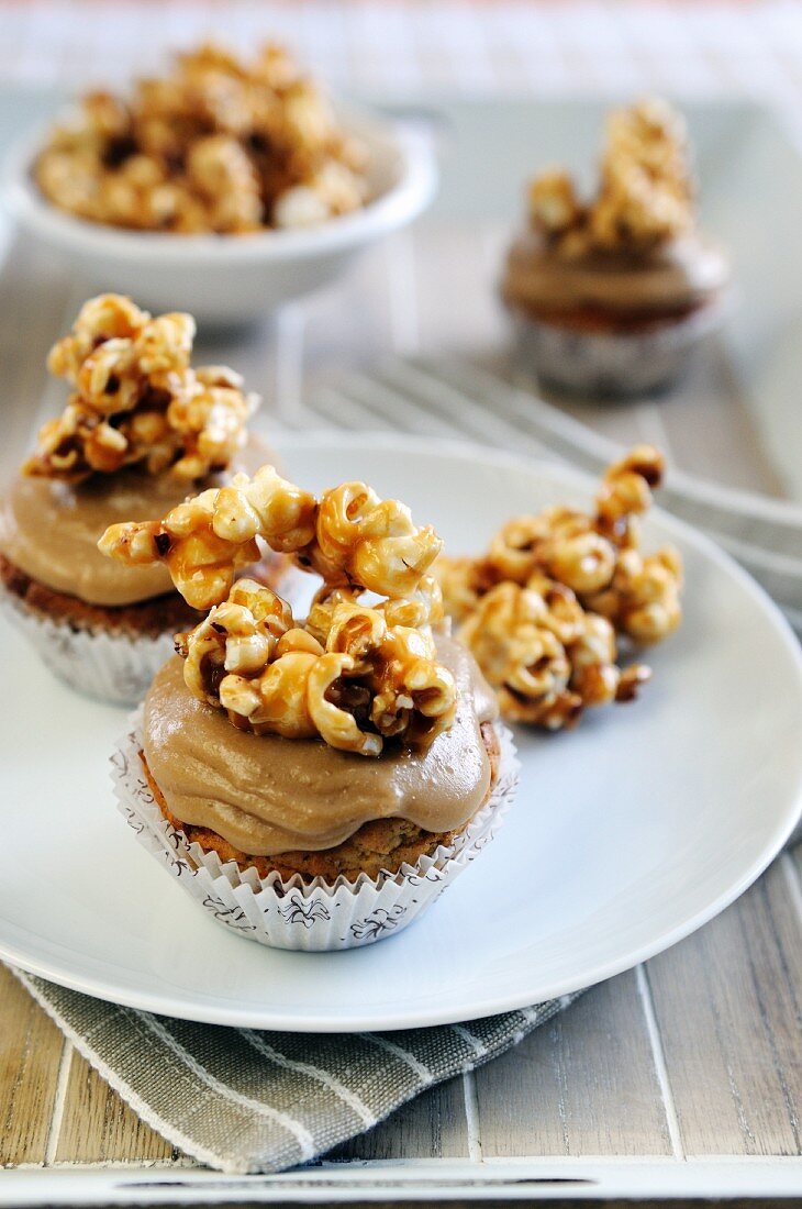 Pecanuss-Cupcakes mit Karamell und Popcorn