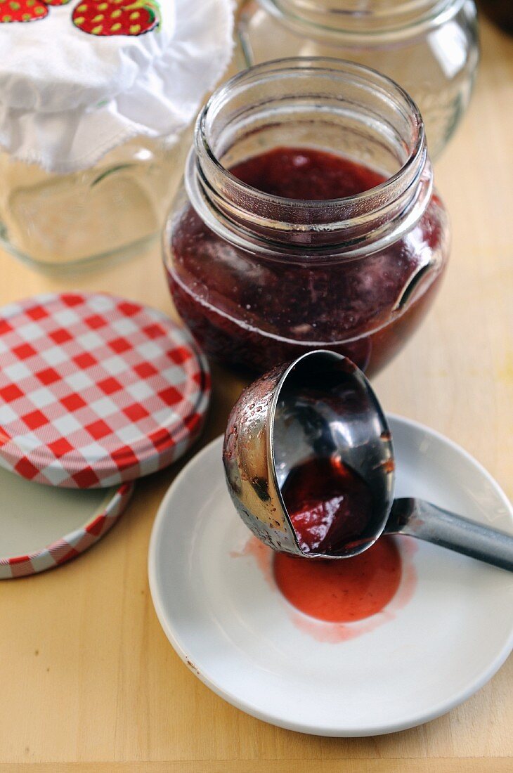 Erdbeermarmelade zubereiten (in Gläser füllen)