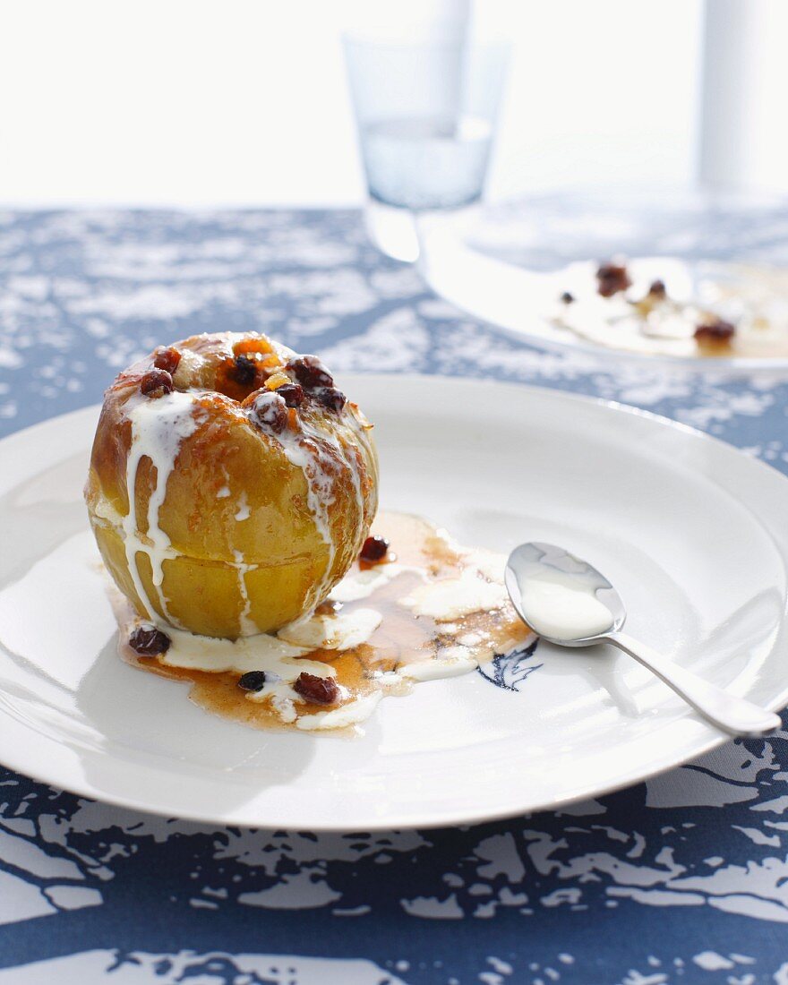 Baked apple with cream
