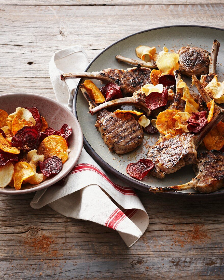 Gegrillte Lammchops mit Gemüsechips