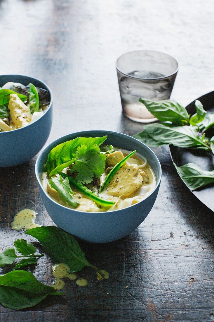 Hähnchen Laksa mit Kräutern