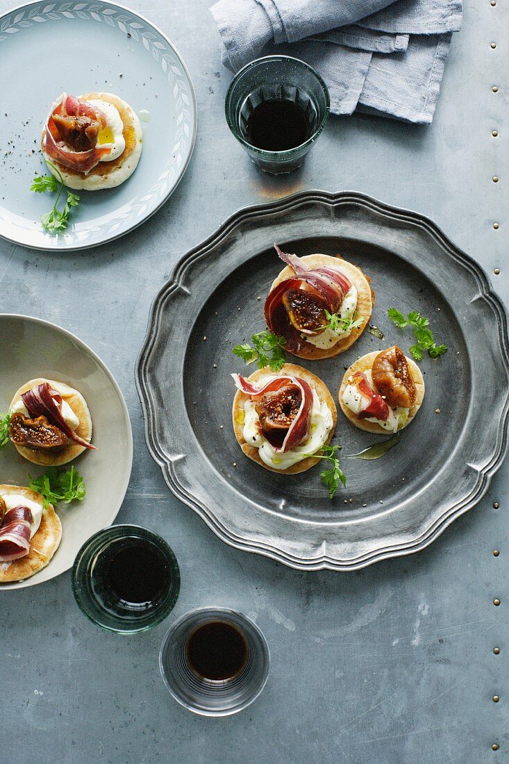 Blinis mit Frischkäse und Speck