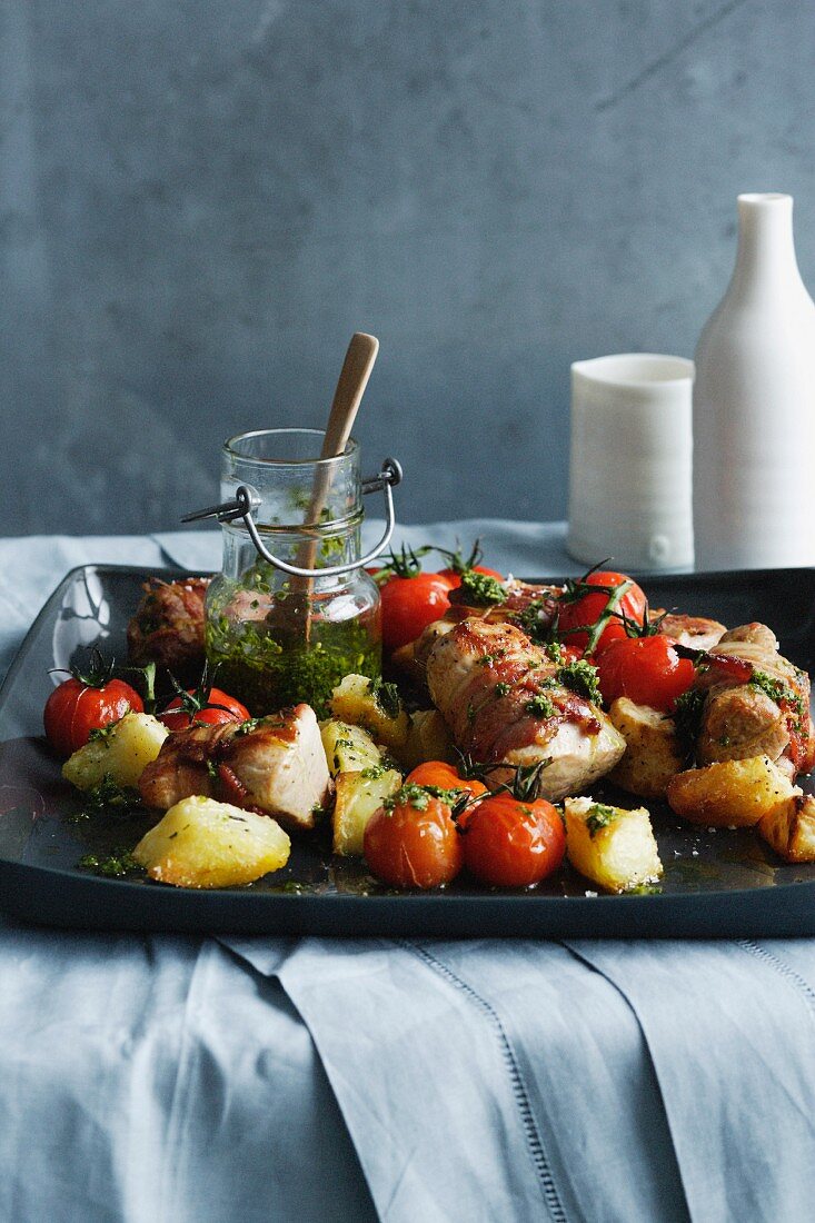 Schweinefilet im Speckmantel mit Gemüse aus dem Ofen; dazu frisches Kräuterpesto